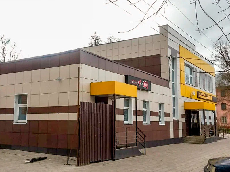 Административно торговое здание на Циалковского - здание обшито керамогранитом и композитными панелями